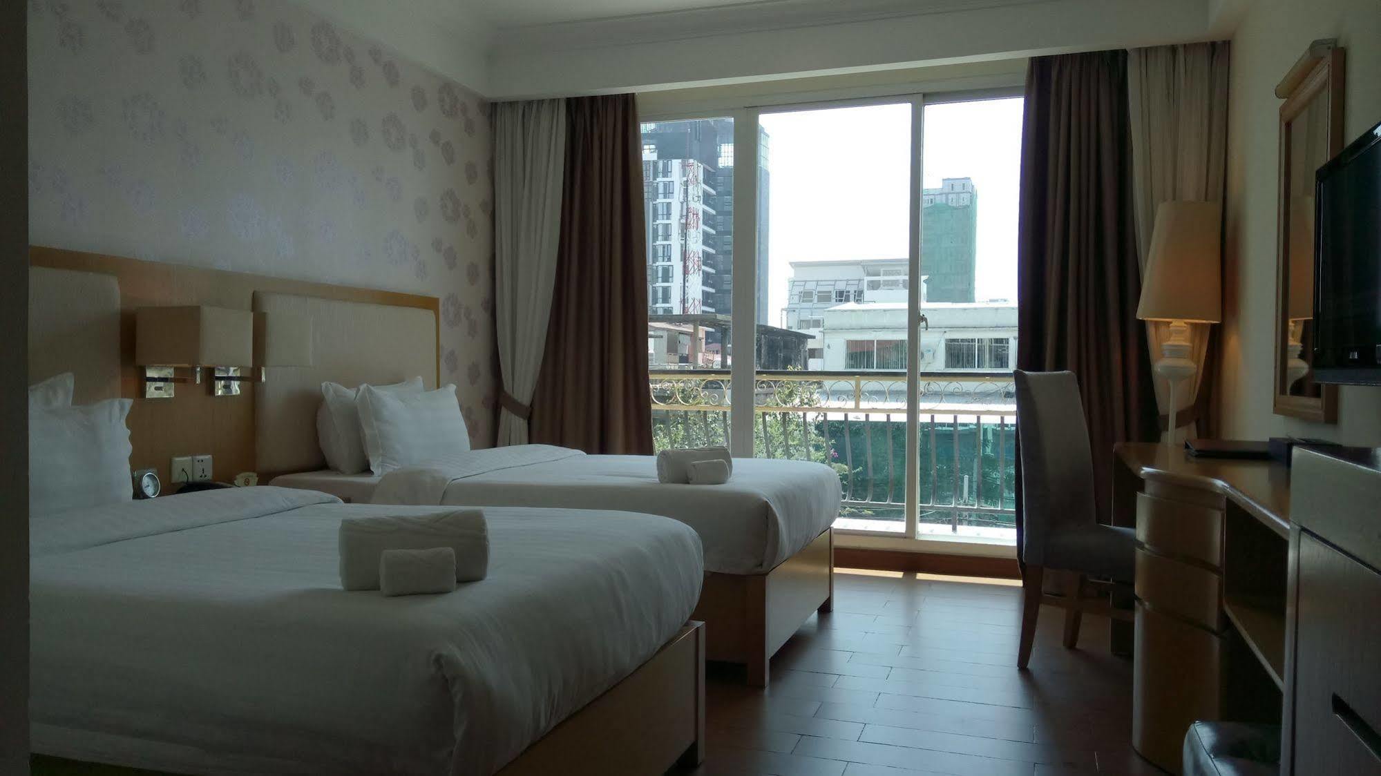 Queen Boutique Hotel Phnom Penh Exterior photo